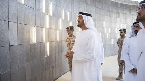 El jeque Mohamed bin Zayed en la escultura en conmemoración de los caídos. (Ryan Carter; corte del príncipe)