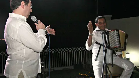 El embajador de Colombia presenta a Hugo Carlos Granados. (EL CORREO)