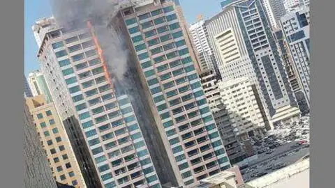 En la imagen del Gulf News se observan las llamas en el edificio de Sharjah.