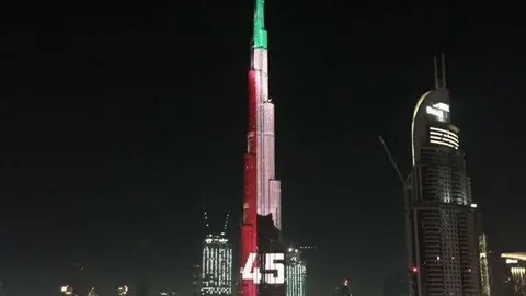 El burj Khalifa adornado en homenaje al Día Nacional.
