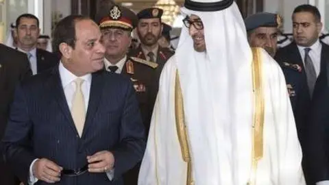 El presidente de Egipto es recibido por el príncipe heredero de Abu Dhabi.