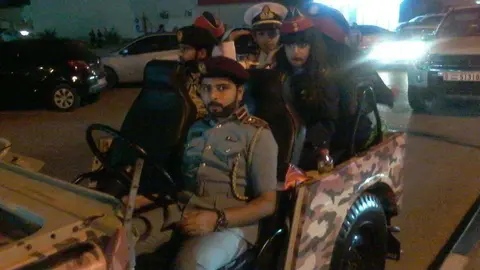 Niños con uniformes oficiales de Emiratos Árabes Unidos (EL CORREO).