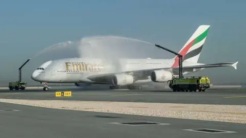 El A380 de Emirates a su llegada a Doha.