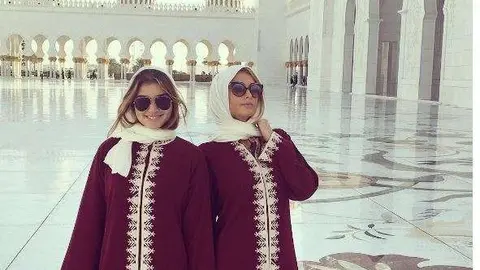 Paris Hilton y Daniela López en la Gran Mezquita de Abu Dhabi.
