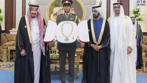 El Rey Salman junto al príncipe heredero de Abu Dhabi y el gobernador de Dubai.