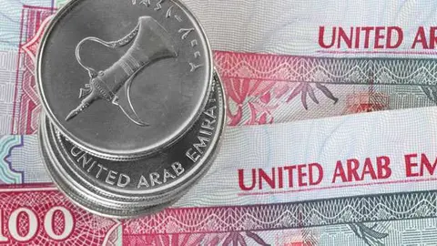 Monedas y billetes oficiales en Emiratos Árabes Unidos.