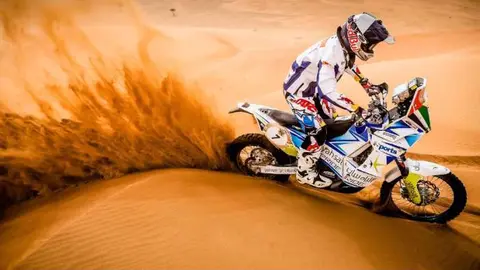 Un motorista emiratí en el desierto.