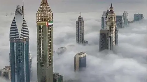 En la imagen del jeque Hamdan se observa la mañana de niebla en Dubai.