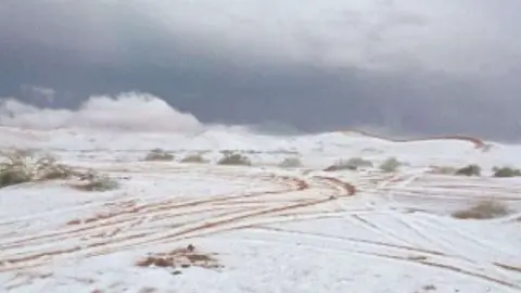 La nieve cubre el desierto de Arabia Saudita.
