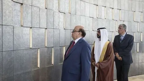 El presidente de Yemen durante su recorrido por el Memorial de los Mártires.