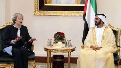 La primer ministra británica y el jeque Mohammed bin Rashid.