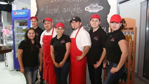 Los chefs David y Guillermo Valdez, junto al staff del nuevo restaurante mexicano Taco Barrio. (EL CORREO)