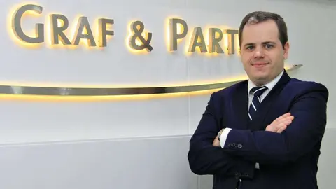 Imagen del abogado en su bufete de abogados en Dubai. (E.C.)