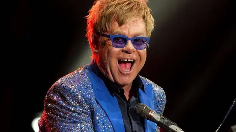 El artista británico Elton John durante un concierto.