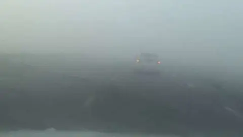 Intensa niebla durante la mañana de este jueves en la carretera 311. (E.C.)