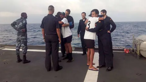 Los dos naúfragos abrazos a los miembros de la Armada Española que llevaron a cabo su rescate en una operación desplegada por el buque Relámpago. (EL CORREO)