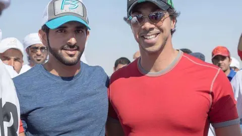 El jeque Hamdan y el jeque Mansour durante un evento deportivo por el Día Nacional de EAU.