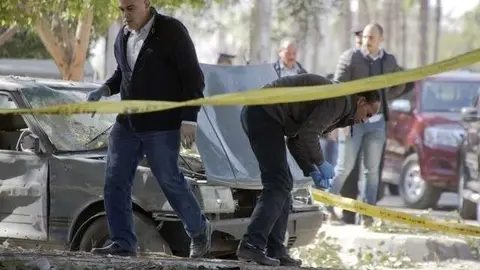 Expertos artificieros inspeccionan el lugar del atentado.