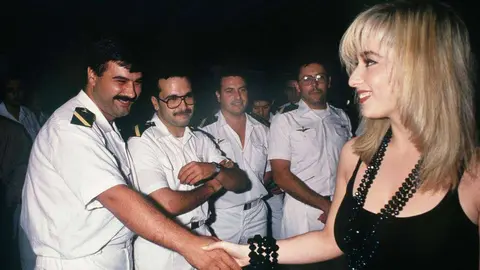 Marta Sánchez saluda a los marines en el 'Numancia' durante su visita a Abu Dhabi la Nochebuena de 1990.