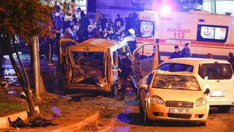 Equipos de emergencia intervienen en el lugar donde estalló el coche bombar en Estambul. (Faizulhaq Abdulaziz)