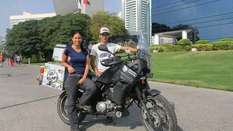 Katherine Bermúdez y Jorge Osorio junto a su moto en el Creek de Dubai. (E.C.)
