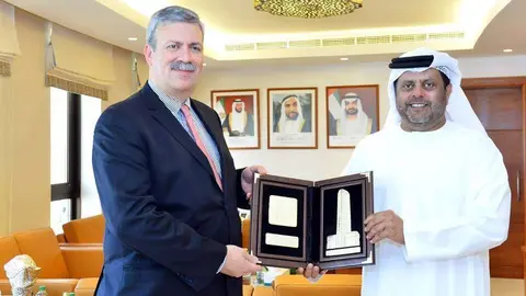 Francisco González Díaz, durante su encuentro con el presidente de la Cámara de Comercio e Industria de Abu Dhabi, Mohamed Thani Murshed Al Rumaithi. (Manaf K. Abbas)