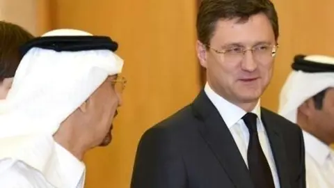 El ministro del Petróleo saudí, Jalid al-Falih (izq), con su homólogo ruso, Alexander Novak, el 23 de octubre de 2016 en Riad