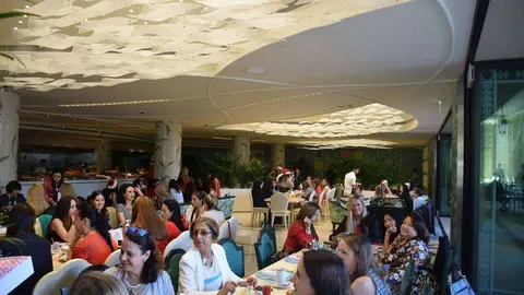 Un momento del café navideño del Club Damas Latinas.