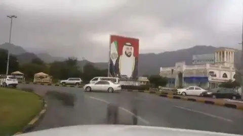 Captura de un vídeo en Twitter de la lluvia en EAU.