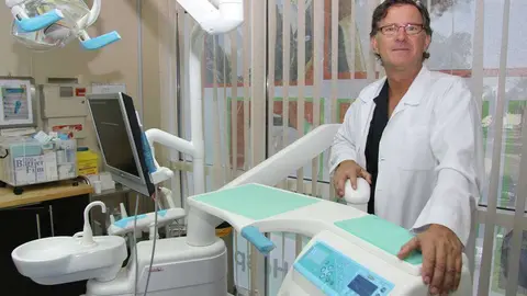 El doctor Luis Gavin, en su consulta del hospital Gulf Diagnostic Center. (EL CORREO)