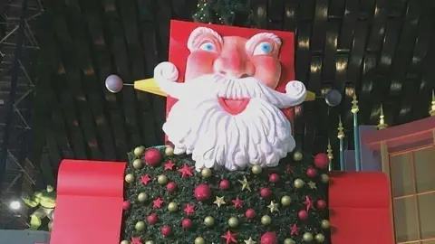 Árbol de Navidad en el parque temático IMG. (E.C.)