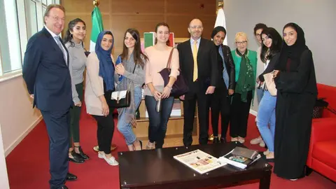 El encargado de Negocios de la Embajada de México posa junto a vicerrector, profesora y estudiantes de español en el transcurso del acto. (EL CORREO)