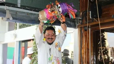 El chef Ernesto Cab Vera tras romperse la piñata. (E.C.)