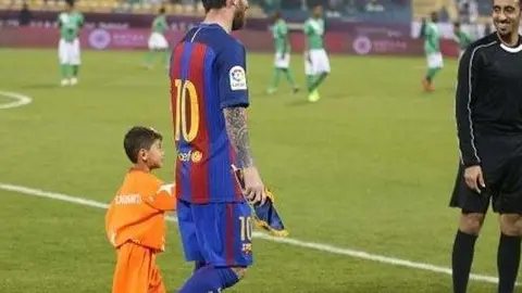 Messi salió al campo de la mano del niño refugiado afgano.