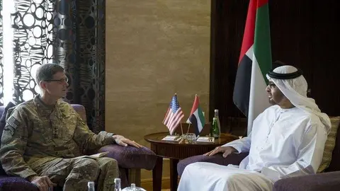 El jeque Mohammed bin Zayed y Joseph L Votel, comandante del Comando Central de Estados Unidos.