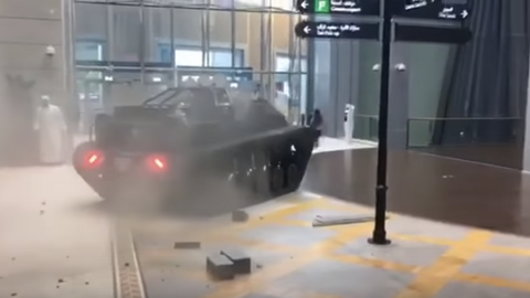 El tanque atravesando Dubai Mall. 