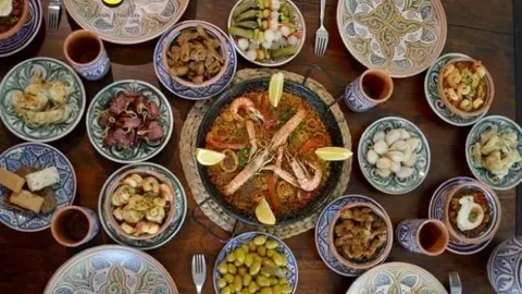 Una de las apetecibles mesas del servicio de chef a domicilio Urban Paella.