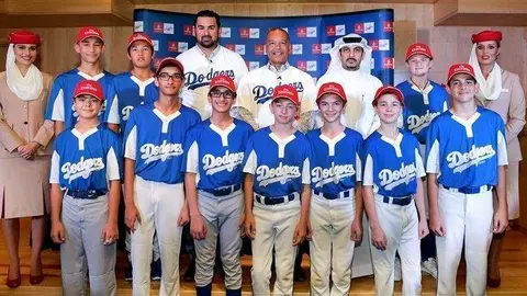 Representantes de Los Angeles Dodgers y Emirates, con jugadores de la Dubai Little League.