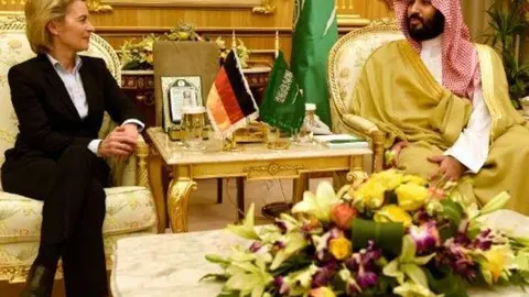 La ministra de defensa alemana junto al príncipe heredero y ministro de defensa saudí.