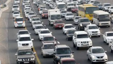 Una imagen de una carretera en Emiratos Árabes. (Fuente externa)