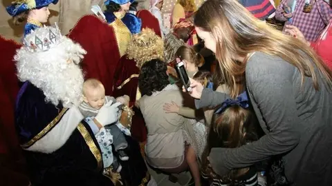 Melchor, Gaspar y Baltasar, asediados por los niños en Dubai durante la cabalgata de 2016. (EL CORREO)