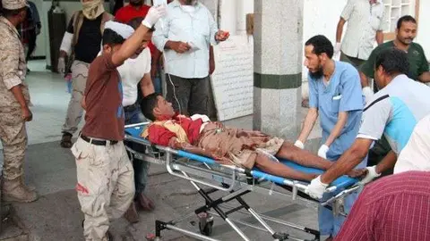 Un yemení herido durante el ataque al Cuartel General de Adén.