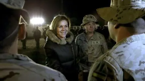 La ministra española de Defensa en la base de su país en Irak.