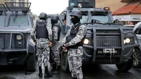 En la foto de Reuters policías jordanos en el castillo de Karak.