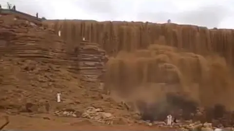 La cascada de arena en el desierto de Arabia Saudita.