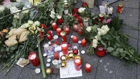 Flores en homenaje a las víctimas del atentado terrorista en Berlín.