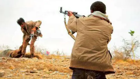 Miembro de una tribu yemení empuña un arma en Taiz.