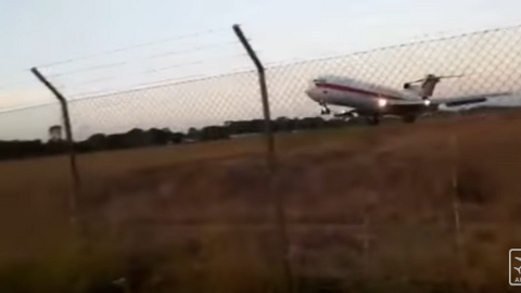 El avión de Aerosucre, segundos antes de estrellarse contra el suelo (Airlive.net)