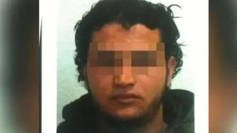 Fotografía del presunto autor del atentado de Berlín divulgada en Twitter.