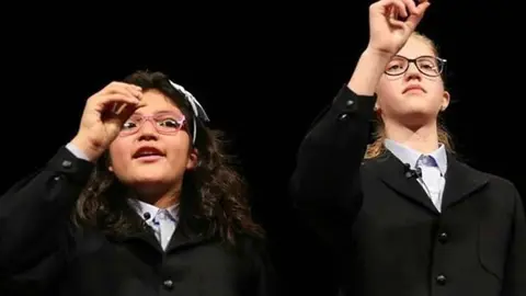 Nicol Valenzuela y Lorena Stefan han cantado el 'Gordo' de 2016.